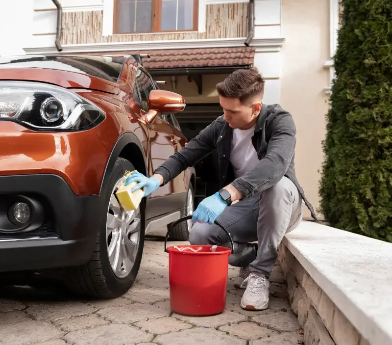 Lavage auto à domicile Villemereuil : professionnel intervenant sur un véhicule